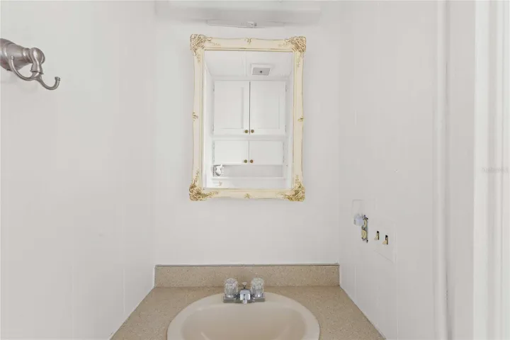 What a cute half bath!!