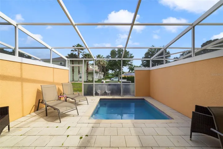 Private screened plunge pool.
