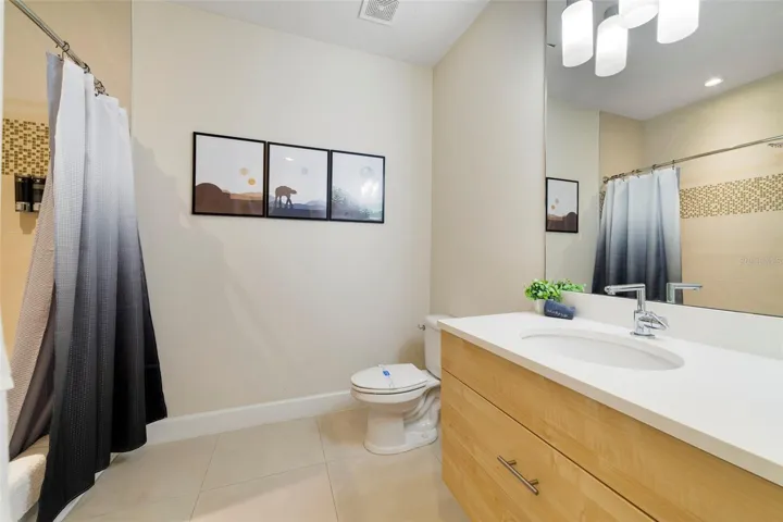 Second full/en-suite bath.