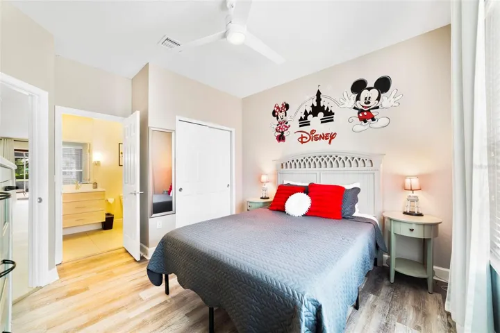 Main floor bedroom with en-suite bath access.