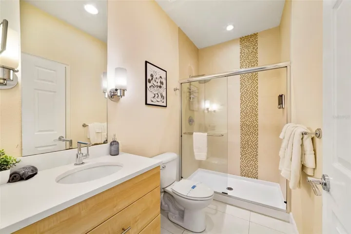 Main floor full/en-suite bath.