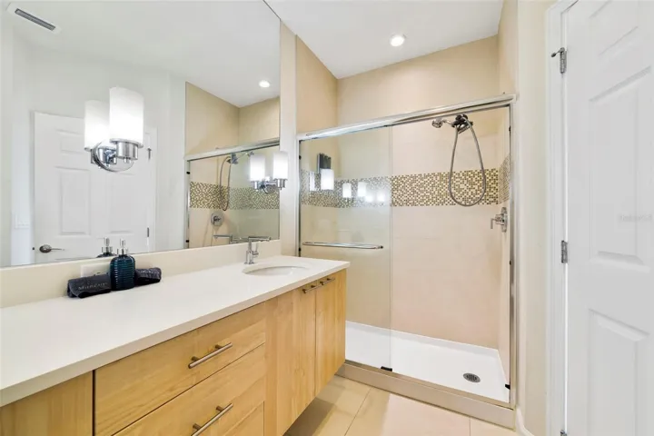 Primary en-suite bath.