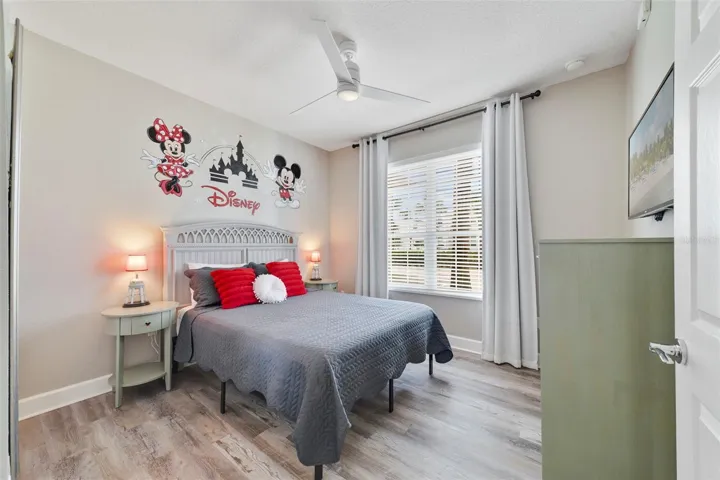 Main floor bedroom with en-suite bath access.