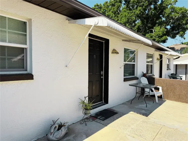 Covered Entry/Courtyard
