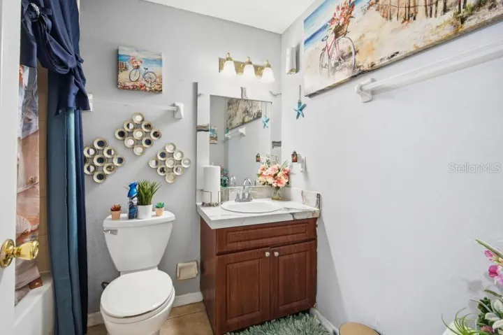 Guest Bath with tub