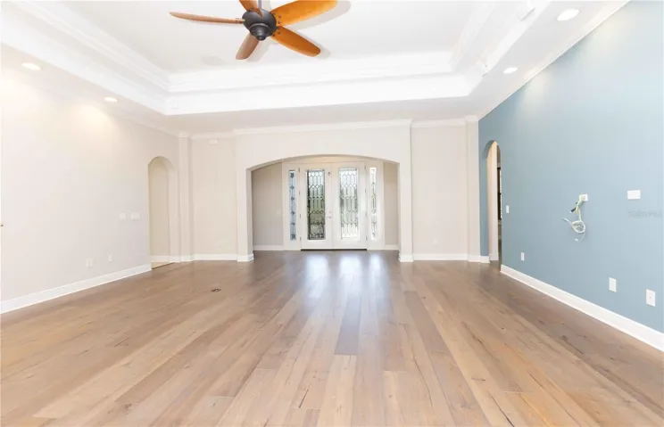 Living area with tray ceiling