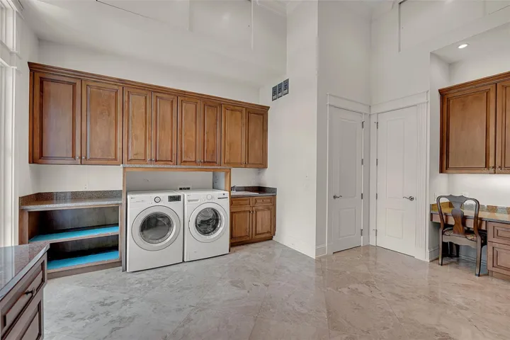 EXTRA LARGE LAUNDRY ROOM