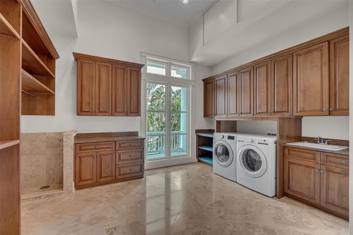 EXTRA LARGE LAUNDRY ROOM