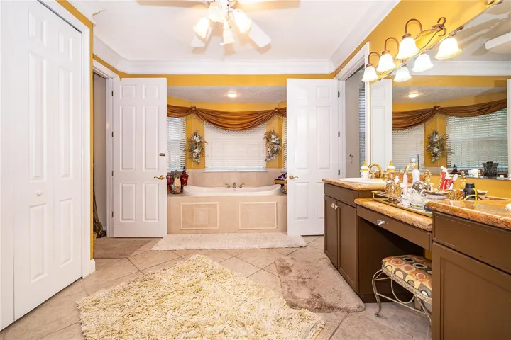 Primary en-suite bathroom
