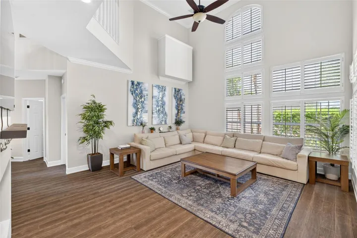 Living Room 17'x17'