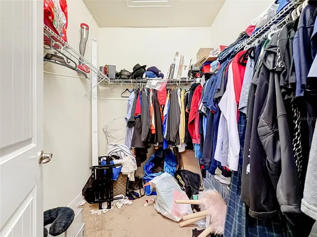 MASTER WALKING CLOSET