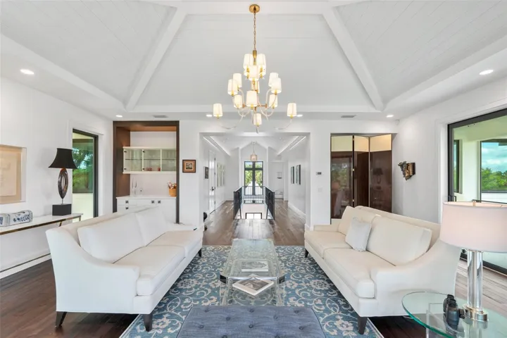Sophisticated Entertaining Space with Seamless Indoor-Outdoor Flow