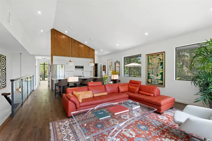 Light-Filled Guest Living Space