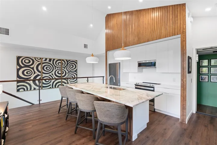 Fully Appointed Guest Kitchen with Quartzite Island