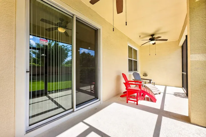 Large screened lanai.