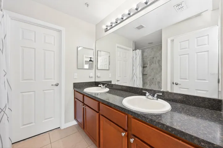 Primary en-suite bath.