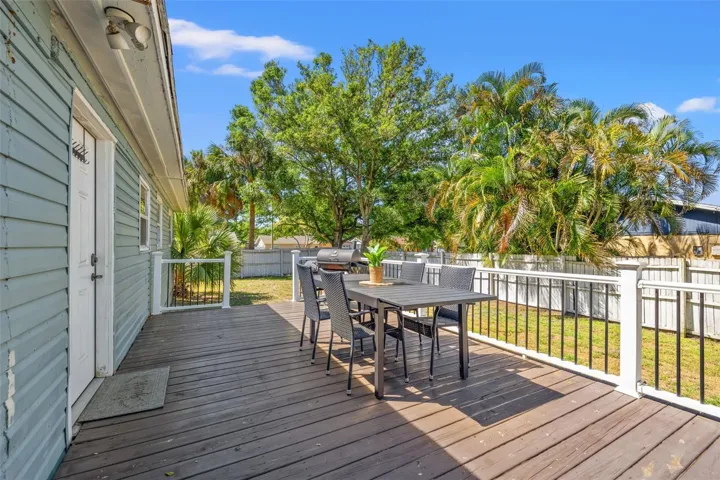 Custom Deck Overlook Fully Fenced Yard!