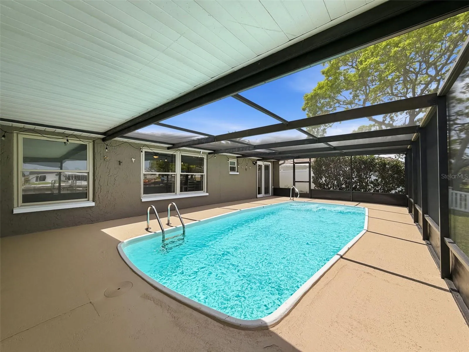 STUNNING SWIMMING POOL