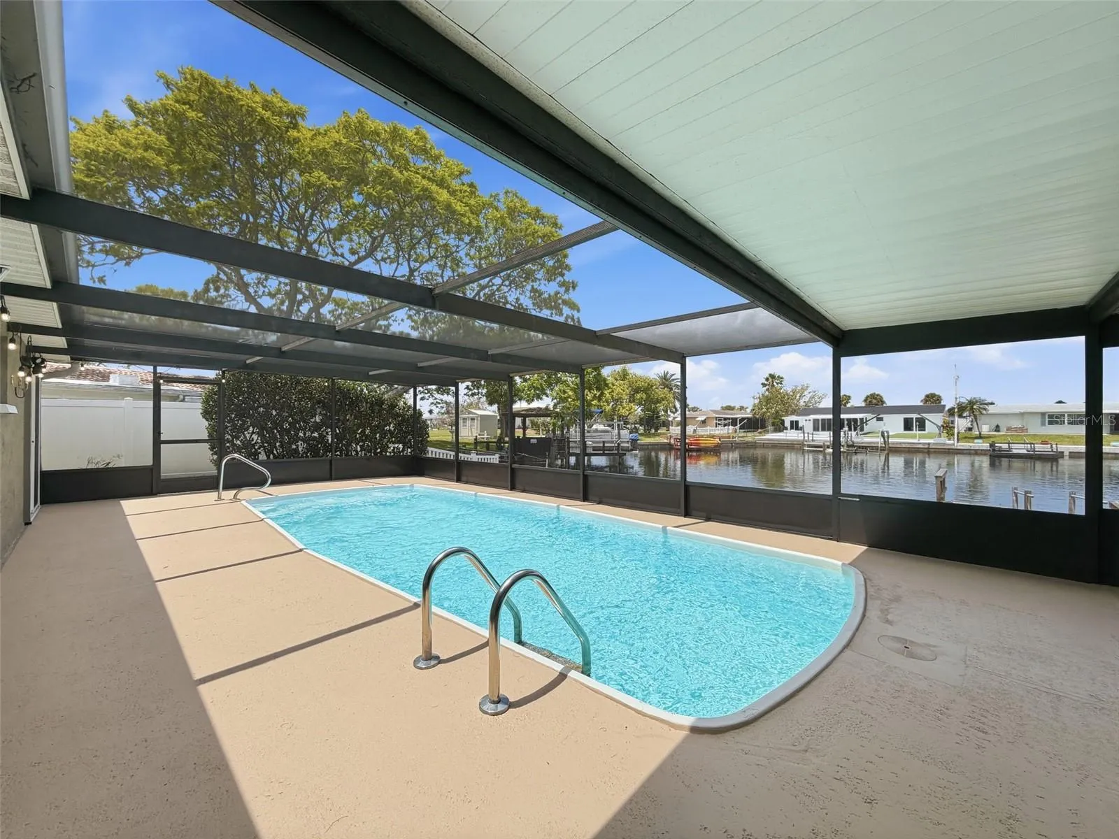 Ideal outdoor space for family gatherings and weekends with friends.