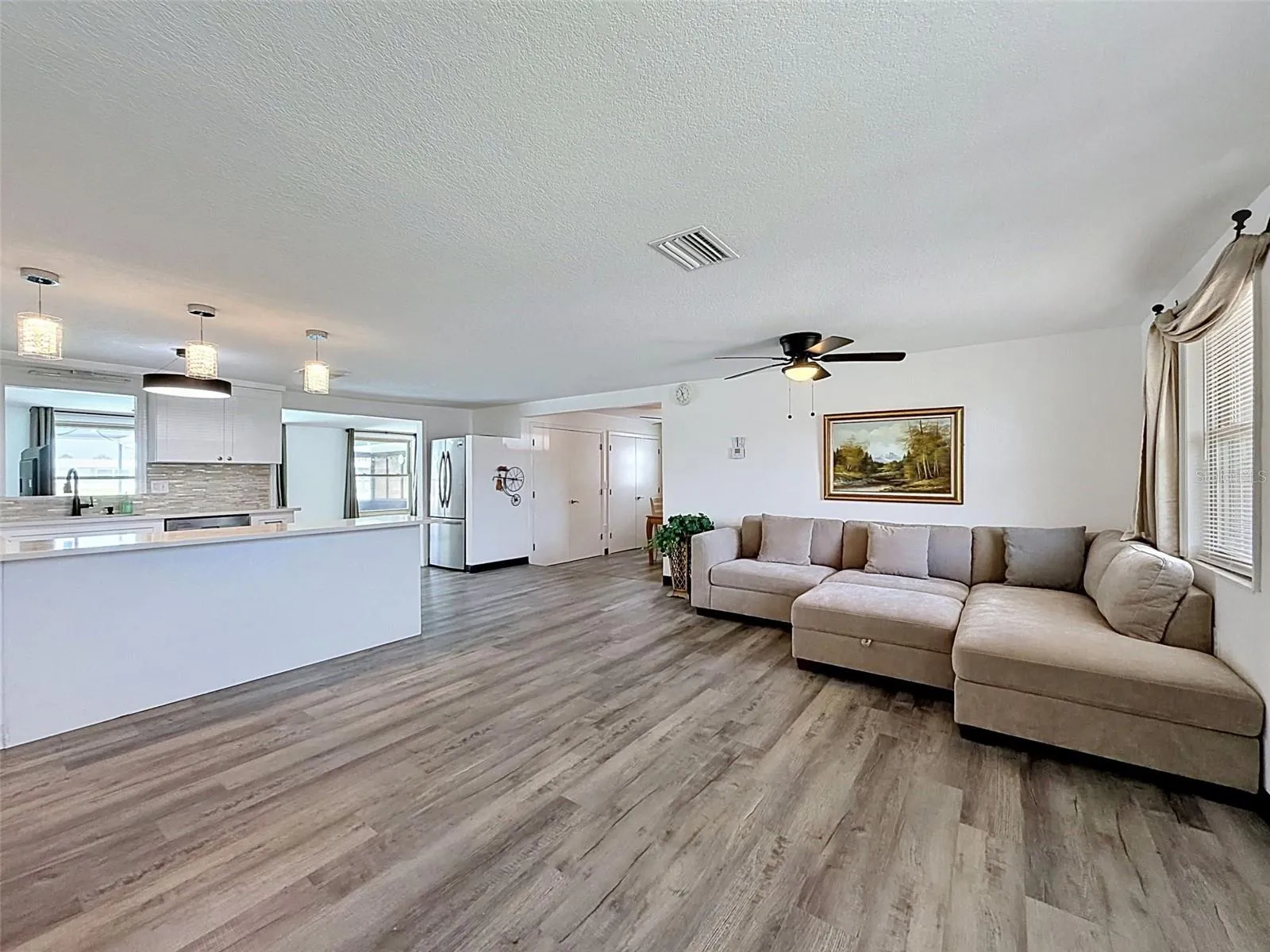 LARGE LIVING ROOM