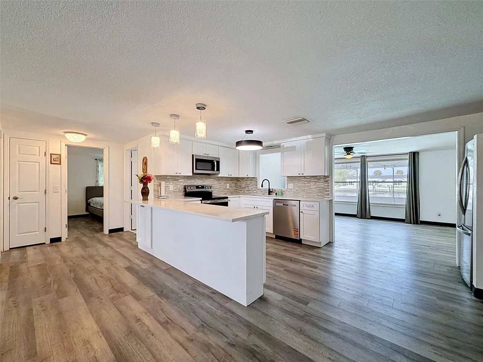 BEAUTIFUL REMOLDELED KITCHEN