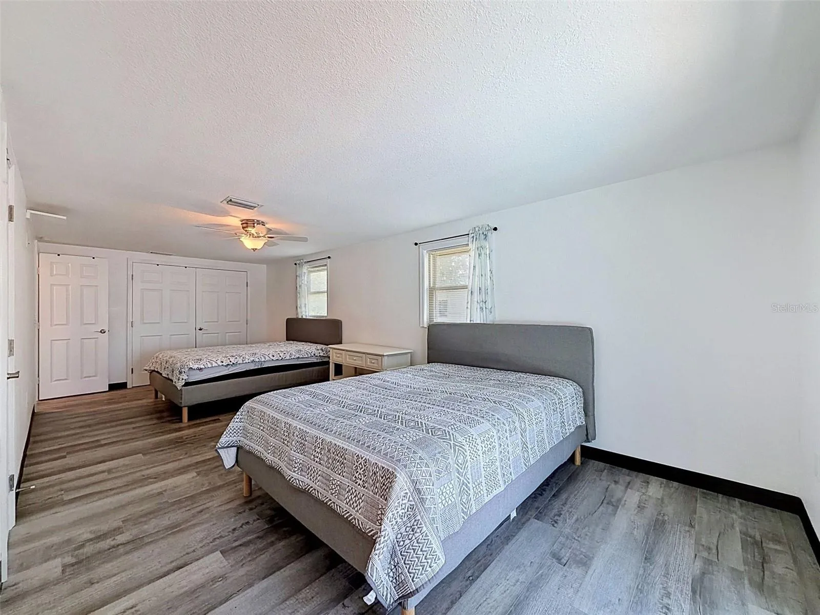 Would make an adorable coastal-style bunk room.