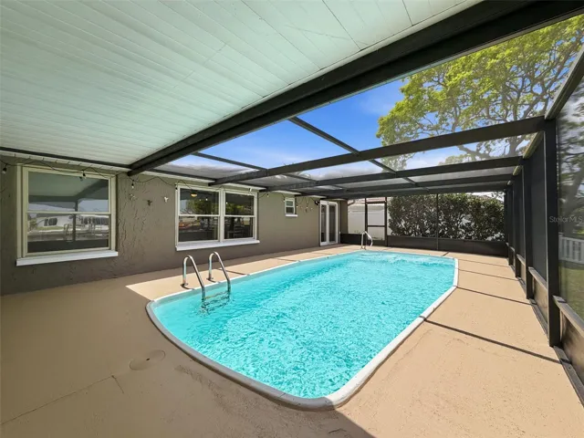 STUNNING SWIMMING POOL