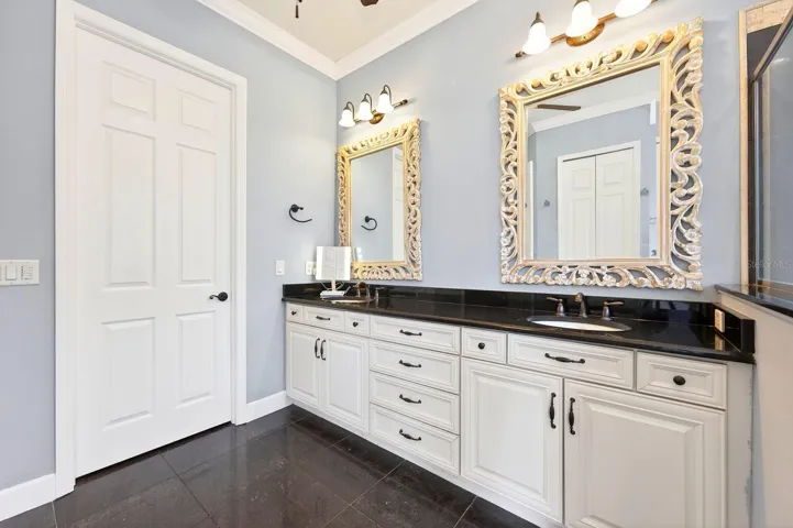 Primary en-suite bath.