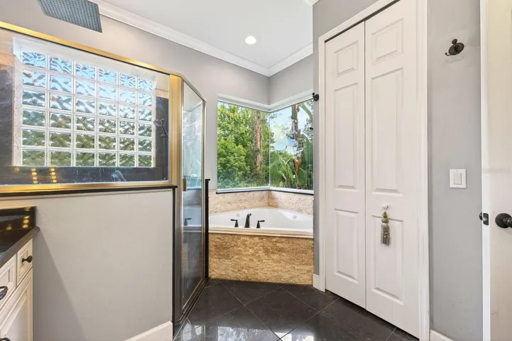 Primary en-suite bath.