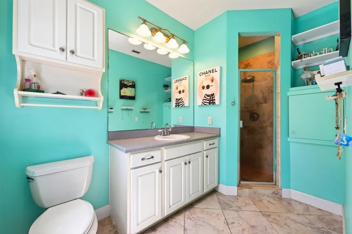Fourth full/en-suite bath.