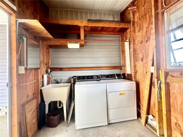 Shed w/Washer/Dryer