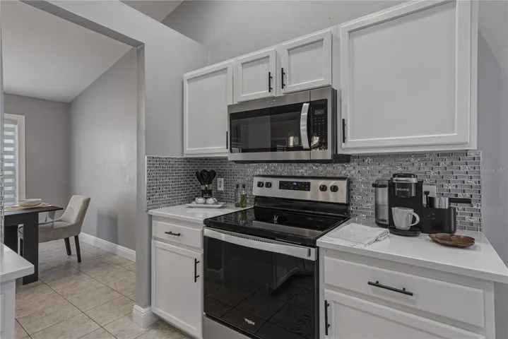 Kitchen w/Tile Backsplash