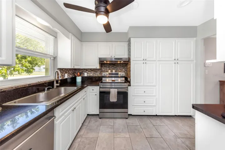Kitchen - Right View