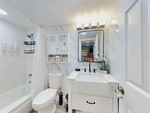 Bright bathroom finishes