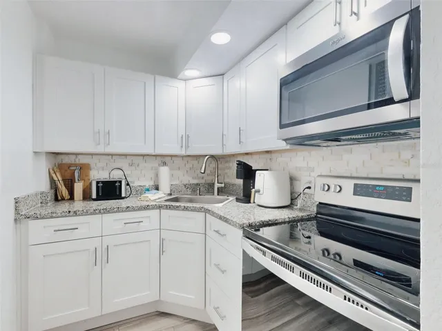 Complete kitchen, with updated finishes