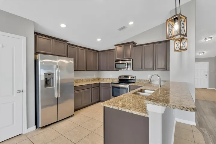 Kitchen w/Breakfast Bar