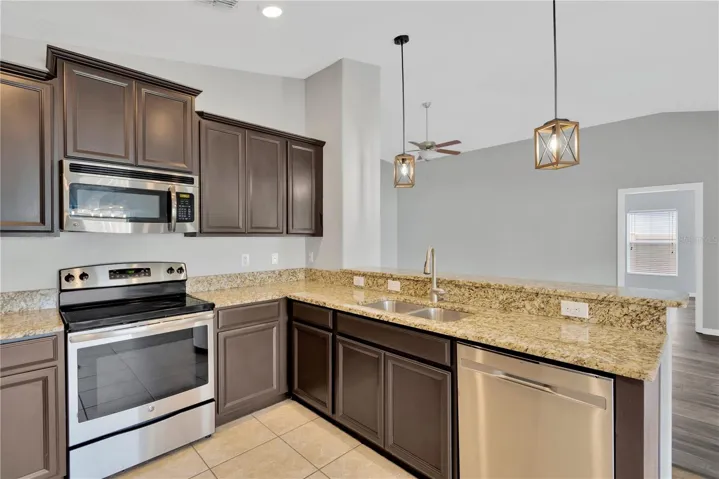 Kitchen w/Breakfast Bar