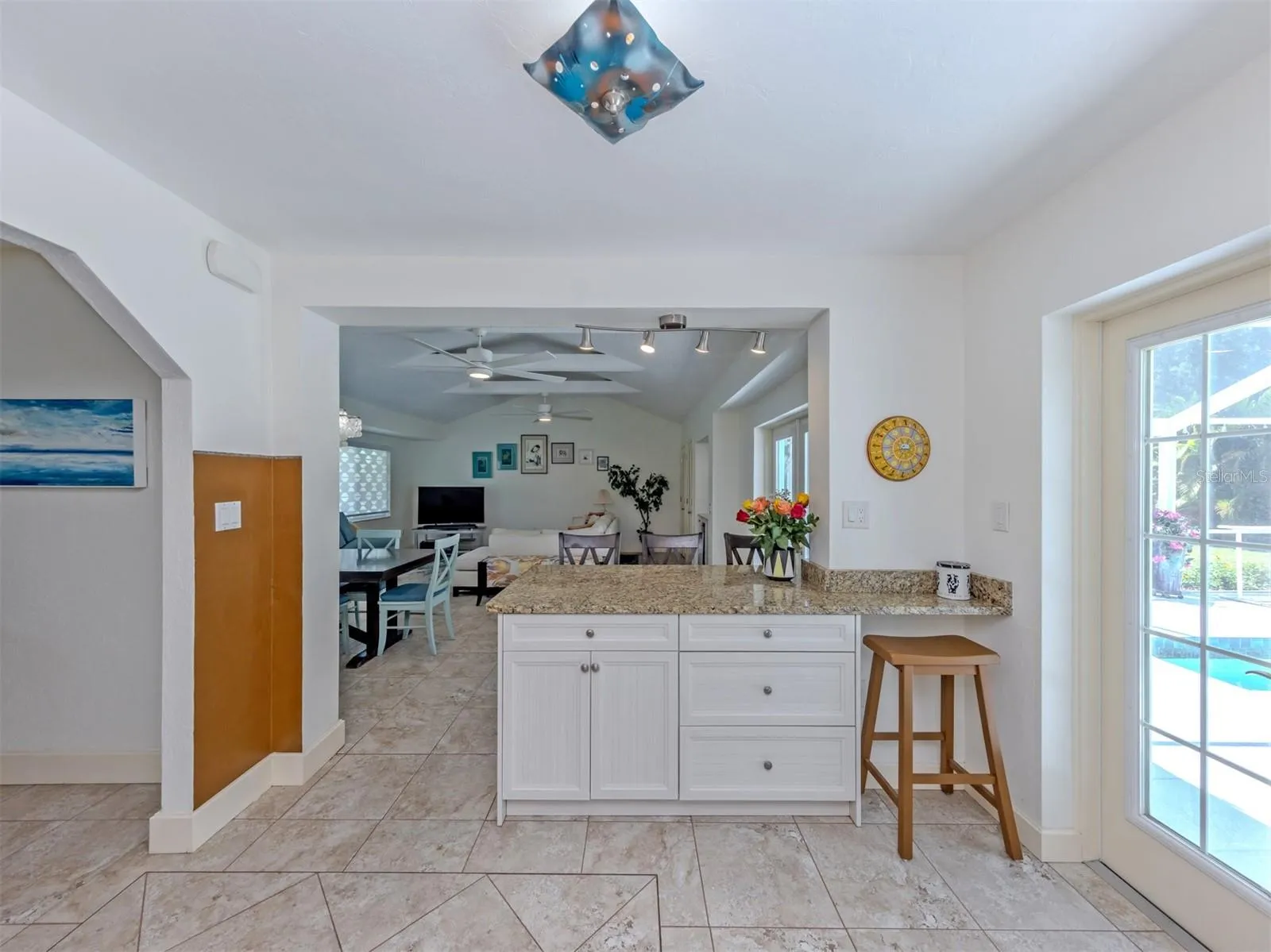 Breakfast/snack bar between fam. room and kitchen