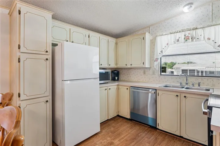 KITCHEN NEW DISHWASHER, LIKE NEW REFRIGERATOR, BRIGHT ROOM, LOTS OF CABINETS.