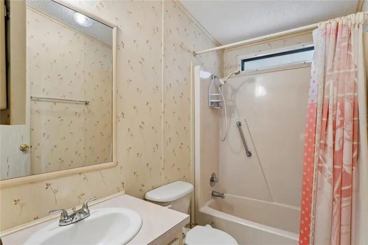 MAIN BATHROOM WITH TUB