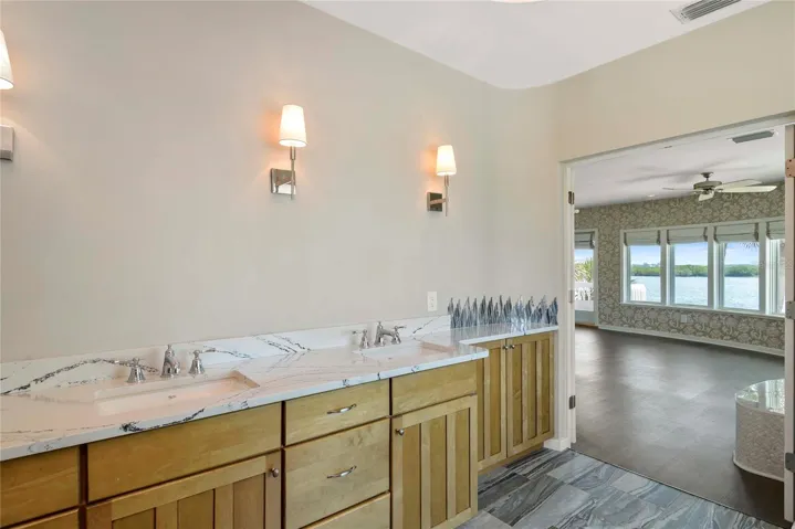Primary Suite: En-Suite Bathroom