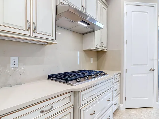 Natural Gas cook top with upgraded cabinets