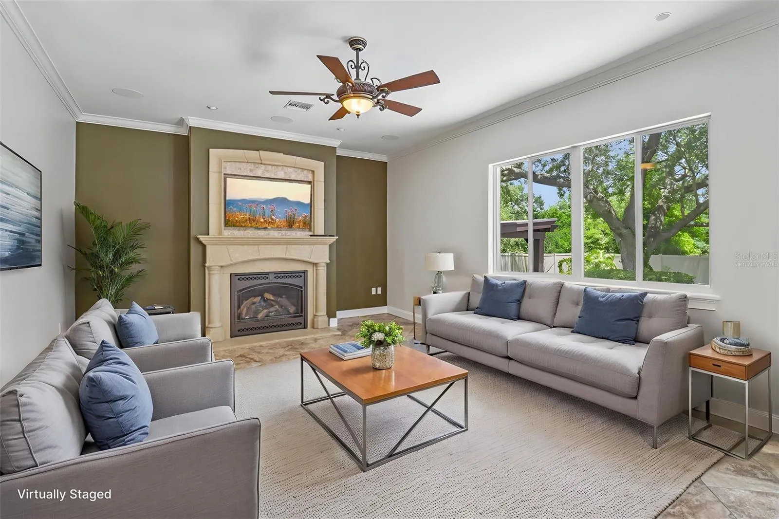 VIRTUALLY STAGED        FAMILY ROOM