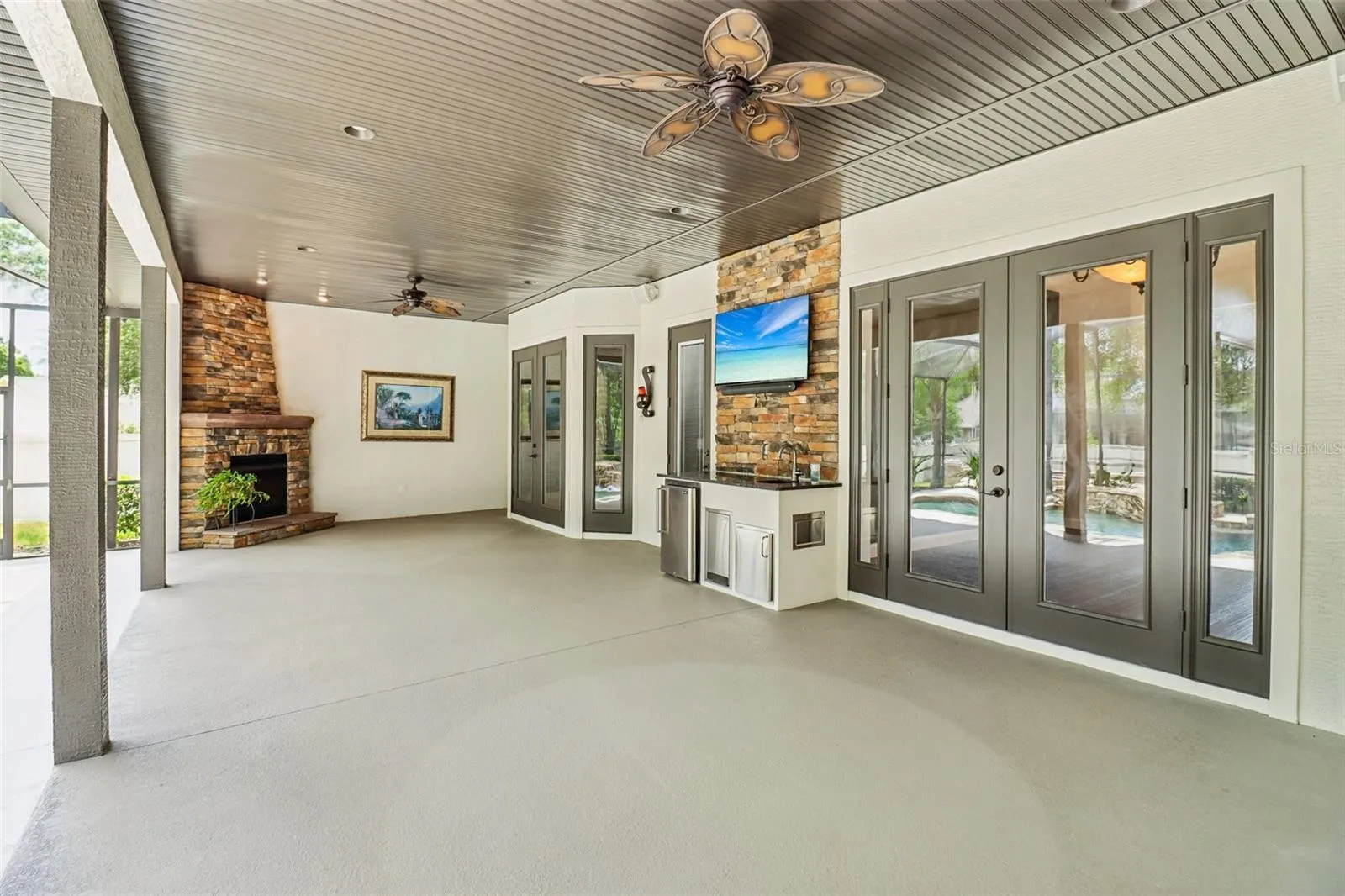 LANAI W/WET BAR AND REFRIGERATOR