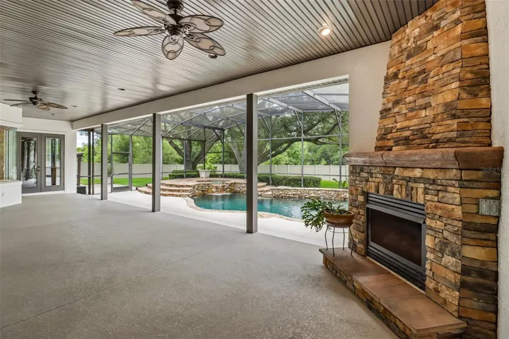 LANAI W/GAS FIREPLACE