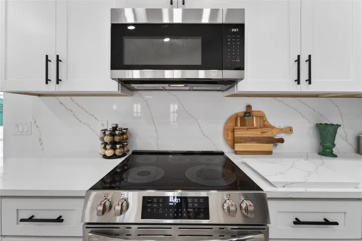 Quartz as backsplash is absolutely stunning!