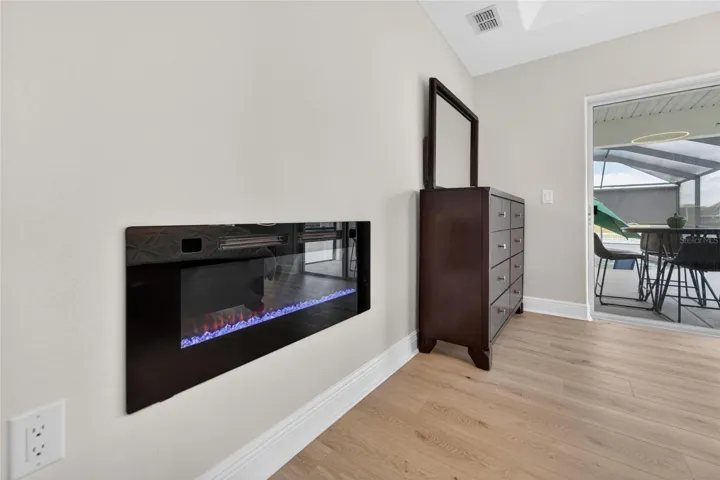 Electric fireplace in primry