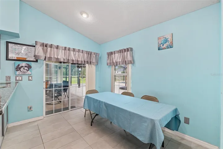 Breakfast/Dining Area