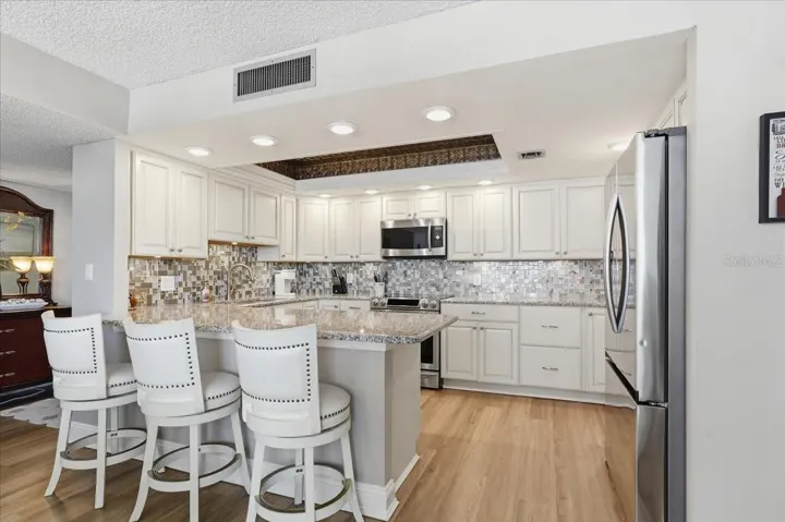 BEAUTIFULLY APPOINTED KITCHEN