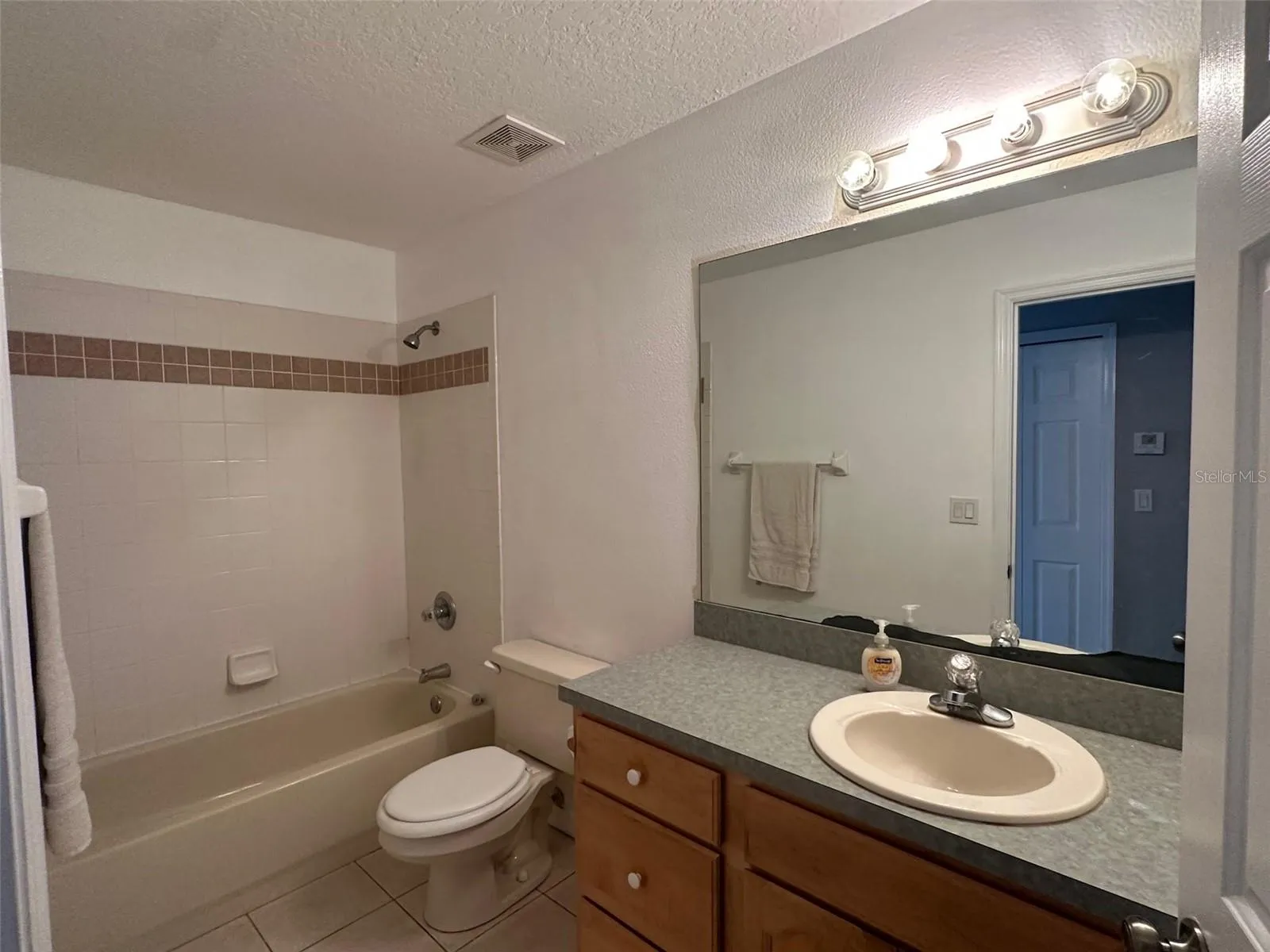 Bathroom w tub